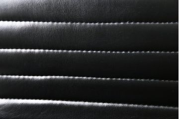 中古　美品　Hermanmiller(ハーマンミラー社)　イームズアルミナムグループ　本革　キャスター付き　洗練されたデザインが魅力的なマネジメントチェア(レザー、オフィスチェア、アームチェア、椅子)(定価約30万円)(R-027200)