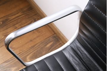 中古　美品　Hermanmiller(ハーマンミラー社)　イームズアルミナムグループ　本革　キャスター付き　洗練されたデザインが魅力的なマネジメントチェア(レザー、オフィスチェア、アームチェア、椅子)(定価約30万円)(R-027200)