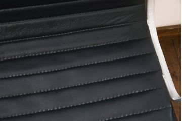 中古　美品　Hermanmiller(ハーマンミラー社)　イームズアルミナムグループ　本革　キャスター付き　洗練されたデザインが魅力的なマネジメントチェア(レザー、オフィスチェア、アームチェア、椅子)(定価約30万円)(R-027200)