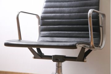 中古　美品　Hermanmiller(ハーマンミラー社)　イームズアルミナムグループ　本革　キャスター付き　洗練されたデザインが魅力的なマネジメントチェア(レザー、オフィスチェア、アームチェア、椅子)(定価約30万円)(R-027200)