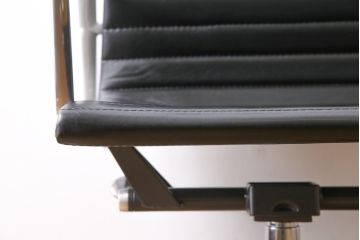 中古　美品　Hermanmiller(ハーマンミラー社)　イームズアルミナムグループ　本革　キャスター付き　洗練されたデザインが魅力的なマネジメントチェア(レザー、オフィスチェア、アームチェア、椅子)(定価約30万円)(R-027200)