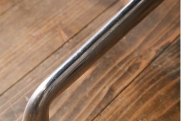 中古　美品　Hermanmiller(ハーマンミラー社)　イームズアルミナムグループ　本革　キャスター付き　洗練されたデザインが魅力的なマネジメントチェア(レザー、オフィスチェア、アームチェア、椅子)(定価約30万円)(R-027200)