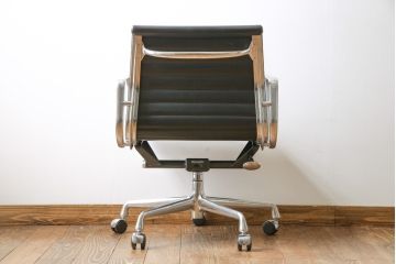 中古　美品　Hermanmiller(ハーマンミラー社)　イームズアルミナムグループ　本革　キャスター付き　洗練されたデザインが魅力的なマネジメントチェア(レザー、オフィスチェア、アームチェア、椅子)(定価約30万円)(R-027200)