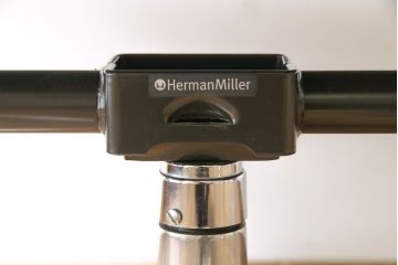 中古　美品　Hermanmiller(ハーマンミラー社)　イームズアルミナムグループ　本革　キャスター付き　洗練されたデザインが魅力的なマネジメントチェア(レザー、オフィスチェア、アームチェア、椅子)(定価約30万円)(R-027200)