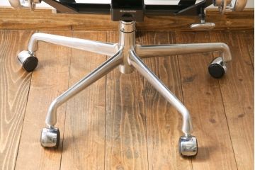 中古　美品　Hermanmiller(ハーマンミラー社)　イームズアルミナムグループ　本革　キャスター付き　洗練されたデザインが魅力的なマネジメントチェア(レザー、オフィスチェア、アームチェア、椅子)(定価約30万円)(R-027200)