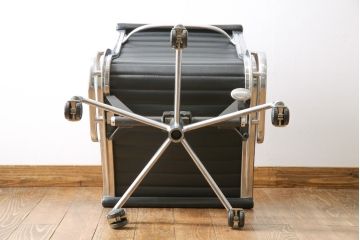 中古　美品　Hermanmiller(ハーマンミラー社)　イームズアルミナムグループ　本革　キャスター付き　洗練されたデザインが魅力的なマネジメントチェア(レザー、オフィスチェア、アームチェア、椅子)(定価約30万円)(R-027200)