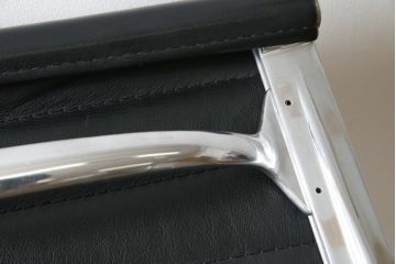 中古　美品　Hermanmiller(ハーマンミラー社)　イームズアルミナムグループ　本革　キャスター付き　洗練されたデザインが魅力的なマネジメントチェア(レザー、オフィスチェア、アームチェア、椅子)(定価約30万円)(R-027200)
