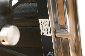 中古　美品　Hermanmiller(ハーマンミラー社)　イームズアルミナムグループ　本革　キャスター付き　洗練されたデザインが魅力的なマネジメントチェア(レザー、オフィスチェア、アームチェア、椅子)(定価約30万円)(R-027200)