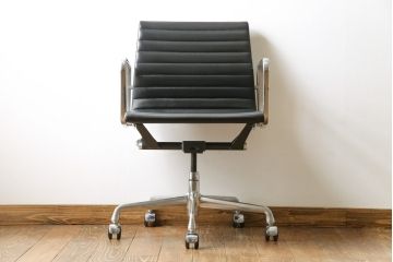 中古　美品　Hermanmiller(ハーマンミラー社)　イームズアルミナムグループ　本革　キャスター付き　洗練されたデザインが魅力的なマネジメントチェア(レザー、オフィスチェア、アームチェア、椅子)(定価約30万円)(R-027201)