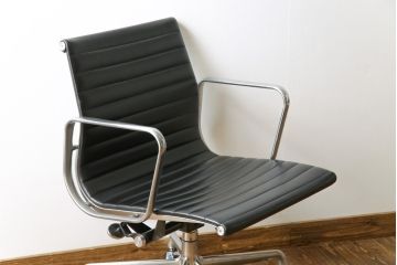 中古　美品　Hermanmiller(ハーマンミラー社)　イームズアルミナムグループ　本革　キャスター付き　洗練されたデザインが魅力的なマネジメントチェア(レザー、オフィスチェア、アームチェア、椅子)(定価約30万円)(R-027201)