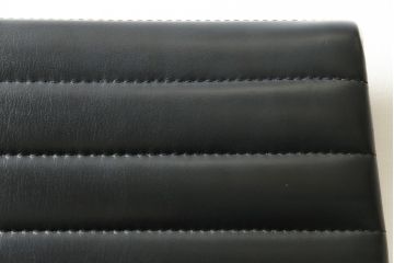 中古　美品　Hermanmiller(ハーマンミラー社)　イームズアルミナムグループ　本革　キャスター付き　洗練されたデザインが魅力的なマネジメントチェア(レザー、オフィスチェア、アームチェア、椅子)(定価約30万円)(R-027201)
