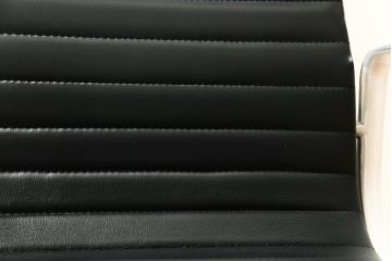 中古　美品　Hermanmiller(ハーマンミラー社)　イームズアルミナムグループ　本革　キャスター付き　洗練されたデザインが魅力的なマネジメントチェア(レザー、オフィスチェア、アームチェア、椅子)(定価約30万円)(R-027201)