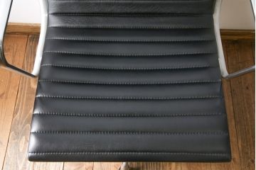 中古　美品　Hermanmiller(ハーマンミラー社)　イームズアルミナムグループ　本革　キャスター付き　洗練されたデザインが魅力的なマネジメントチェア(レザー、オフィスチェア、アームチェア、椅子)(定価約30万円)(R-027201)
