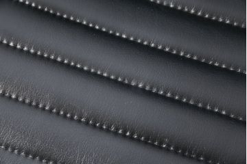 中古　美品　Hermanmiller(ハーマンミラー社)　イームズアルミナムグループ　本革　キャスター付き　洗練されたデザインが魅力的なマネジメントチェア(レザー、オフィスチェア、アームチェア、椅子)(定価約30万円)(R-027201)