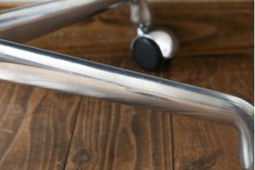 中古　美品　Hermanmiller(ハーマンミラー社)　イームズアルミナムグループ　本革　キャスター付き　洗練されたデザインが魅力的なマネジメントチェア(レザー、オフィスチェア、アームチェア、椅子)(定価約30万円)(R-027201)