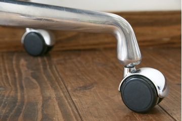 中古　美品　Hermanmiller(ハーマンミラー社)　イームズアルミナムグループ　本革　キャスター付き　洗練されたデザインが魅力的なマネジメントチェア(レザー、オフィスチェア、アームチェア、椅子)(定価約30万円)(R-027201)