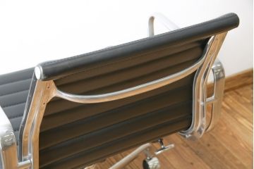 中古　美品　Hermanmiller(ハーマンミラー社)　イームズアルミナムグループ　本革　キャスター付き　洗練されたデザインが魅力的なマネジメントチェア(レザー、オフィスチェア、アームチェア、椅子)(定価約30万円)(R-027201)