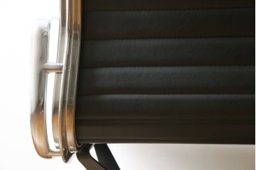 中古　美品　Hermanmiller(ハーマンミラー社)　イームズアルミナムグループ　本革　キャスター付き　洗練されたデザインが魅力的なマネジメントチェア(レザー、オフィスチェア、アームチェア、椅子)(定価約30万円)(R-027201)