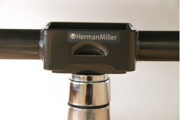 中古　美品　Hermanmiller(ハーマンミラー社)　イームズアルミナムグループ　本革　キャスター付き　洗練されたデザインが魅力的なマネジメントチェア(レザー、オフィスチェア、アームチェア、椅子)(定価約30万円)(R-027201)
