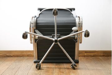 中古　美品　Hermanmiller(ハーマンミラー社)　イームズアルミナムグループ　本革　キャスター付き　洗練されたデザインが魅力的なマネジメントチェア(レザー、オフィスチェア、アームチェア、椅子)(定価約30万円)(R-027201)