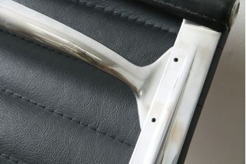中古　美品　Hermanmiller(ハーマンミラー社)　イームズアルミナムグループ　本革　キャスター付き　洗練されたデザインが魅力的なマネジメントチェア(レザー、オフィスチェア、アームチェア、椅子)(定価約30万円)(R-027201)