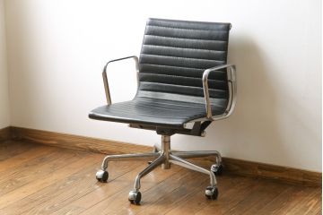中古　美品　Hermanmiller(ハーマンミラー社)　イームズアルミナムグループ　本革　キャスター付き　洗練されたデザインが魅力的なマネジメントチェア(レザー、オフィスチェア、アームチェア、椅子)(定価約30万円)(R-027202)