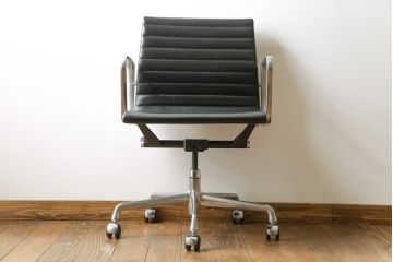 中古　美品　Hermanmiller(ハーマンミラー社)　イームズアルミナムグループ　本革　キャスター付き　洗練されたデザインが魅力的なマネジメントチェア(レザー、オフィスチェア、アームチェア、椅子)(定価約30万円)(R-027202)