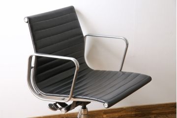 中古　美品　Hermanmiller(ハーマンミラー社)　イームズアルミナムグループ　本革　キャスター付き　洗練されたデザインが魅力的なマネジメントチェア(レザー、オフィスチェア、アームチェア、椅子)(定価約30万円)(R-027202)