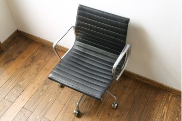 中古　美品　Hermanmiller(ハーマンミラー社)　イームズアルミナムグループ　本革　キャスター付き　洗練されたデザインが魅力的なマネジメントチェア(レザー、オフィスチェア、アームチェア、椅子)(定価約30万円)(R-027202)