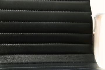中古　美品　Hermanmiller(ハーマンミラー社)　イームズアルミナムグループ　本革　キャスター付き　洗練されたデザインが魅力的なマネジメントチェア(レザー、オフィスチェア、アームチェア、椅子)(定価約30万円)(R-027202)