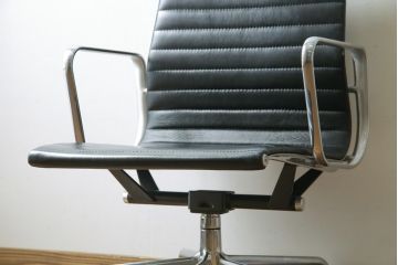 中古　美品　Hermanmiller(ハーマンミラー社)　イームズアルミナムグループ　本革　キャスター付き　洗練されたデザインが魅力的なマネジメントチェア(レザー、オフィスチェア、アームチェア、椅子)(定価約30万円)(R-027202)