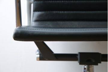中古　美品　Hermanmiller(ハーマンミラー社)　イームズアルミナムグループ　本革　キャスター付き　洗練されたデザインが魅力的なマネジメントチェア(レザー、オフィスチェア、アームチェア、椅子)(定価約30万円)(R-027202)