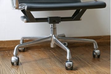 中古　美品　Hermanmiller(ハーマンミラー社)　イームズアルミナムグループ　本革　キャスター付き　洗練されたデザインが魅力的なマネジメントチェア(レザー、オフィスチェア、アームチェア、椅子)(定価約30万円)(R-027202)