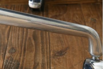 中古　美品　Hermanmiller(ハーマンミラー社)　イームズアルミナムグループ　本革　キャスター付き　洗練されたデザインが魅力的なマネジメントチェア(レザー、オフィスチェア、アームチェア、椅子)(定価約30万円)(R-027202)