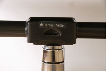 中古　美品　Hermanmiller(ハーマンミラー社)　イームズアルミナムグループ　本革　キャスター付き　洗練されたデザインが魅力的なマネジメントチェア(レザー、オフィスチェア、アームチェア、椅子)(定価約30万円)(R-027202)