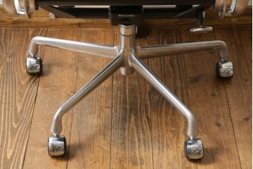 中古　美品　Hermanmiller(ハーマンミラー社)　イームズアルミナムグループ　本革　キャスター付き　洗練されたデザインが魅力的なマネジメントチェア(レザー、オフィスチェア、アームチェア、椅子)(定価約30万円)(R-027202)