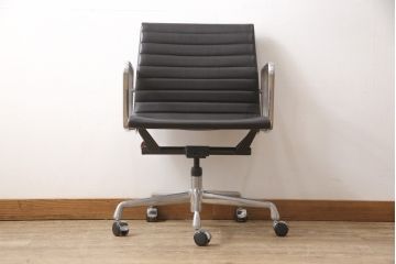 中古　美品　Hermanmiller(ハーマンミラー社)　イームズアルミナムグループ　本革　キャスター付き　洗練されたデザインが魅力的なマネジメントチェア(レザー、オフィスチェア、アームチェア、椅子)(定価約30万円)(R-027203)