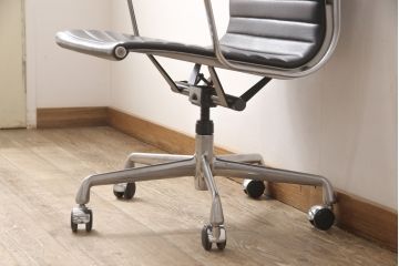 中古　美品　Hermanmiller(ハーマンミラー社)　イームズアルミナムグループ　本革　キャスター付き　洗練されたデザインが魅力的なマネジメントチェア(レザー、オフィスチェア、アームチェア、椅子)(定価約30万円)(R-027203)