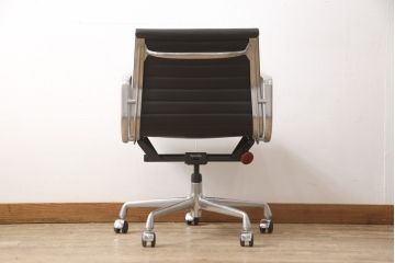 中古　美品　Hermanmiller(ハーマンミラー社)　イームズアルミナムグループ　本革　キャスター付き　洗練されたデザインが魅力的なマネジメントチェア(レザー、オフィスチェア、アームチェア、椅子)(定価約30万円)(R-027203)