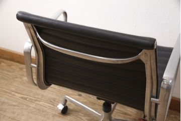 中古　美品　Hermanmiller(ハーマンミラー社)　イームズアルミナムグループ　本革　キャスター付き　洗練されたデザインが魅力的なマネジメントチェア(レザー、オフィスチェア、アームチェア、椅子)(定価約30万円)(R-027203)
