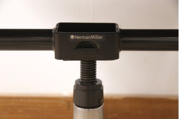 中古　美品　Hermanmiller(ハーマンミラー社)　イームズアルミナムグループ　本革　キャスター付き　洗練されたデザインが魅力的なマネジメントチェア(レザー、オフィスチェア、アームチェア、椅子)(定価約30万円)(R-027203)