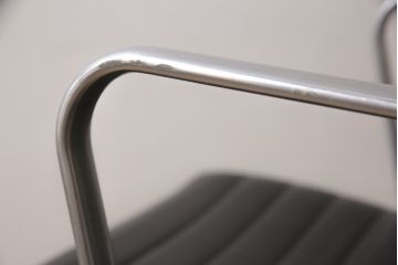 中古　美品　Hermanmiller(ハーマンミラー社)　イームズアルミナムグループ　本革　キャスター付き　洗練されたデザインが魅力的なマネジメントチェア(レザー、オフィスチェア、アームチェア、椅子)(定価約30万円)(R-027203)
