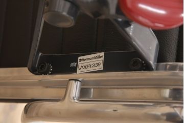 中古　美品　Hermanmiller(ハーマンミラー社)　イームズアルミナムグループ　本革　キャスター付き　洗練されたデザインが魅力的なマネジメントチェア(レザー、オフィスチェア、アームチェア、椅子)(定価約30万円)(R-027203)