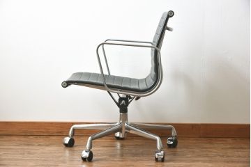 中古　美品　Hermanmiller(ハーマンミラー社)　イームズアルミナムグループ　本革　キャスター付き　洗練されたデザインが魅力的なマネジメントチェア(レザー、オフィスチェア、アームチェア、椅子)(定価約30万円)(R-027204)