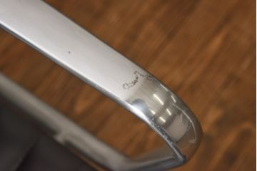 中古　美品　Hermanmiller(ハーマンミラー社)　イームズアルミナムグループ　本革　キャスター付き　洗練されたデザインが魅力的なマネジメントチェア(レザー、オフィスチェア、アームチェア、椅子)(定価約30万円)(R-027204)