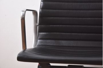 中古　美品　Hermanmiller(ハーマンミラー社)　イームズアルミナムグループ　本革　キャスター付き　洗練されたデザインが魅力的なマネジメントチェア(レザー、オフィスチェア、アームチェア、椅子)(定価約30万円)(R-027204)