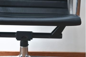 中古　美品　Hermanmiller(ハーマンミラー社)　イームズアルミナムグループ　本革　キャスター付き　洗練されたデザインが魅力的なマネジメントチェア(レザー、オフィスチェア、アームチェア、椅子)(定価約30万円)(R-027204)