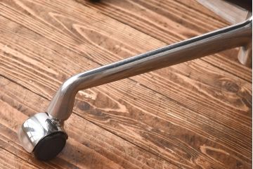 中古　美品　Hermanmiller(ハーマンミラー社)　イームズアルミナムグループ　本革　キャスター付き　洗練されたデザインが魅力的なマネジメントチェア(レザー、オフィスチェア、アームチェア、椅子)(定価約30万円)(R-027204)