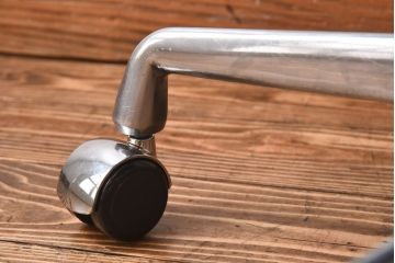 中古　美品　Hermanmiller(ハーマンミラー社)　イームズアルミナムグループ　本革　キャスター付き　洗練されたデザインが魅力的なマネジメントチェア(レザー、オフィスチェア、アームチェア、椅子)(定価約30万円)(R-027204)