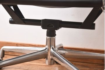 中古　美品　Hermanmiller(ハーマンミラー社)　イームズアルミナムグループ　本革　キャスター付き　洗練されたデザインが魅力的なマネジメントチェア(レザー、オフィスチェア、アームチェア、椅子)(定価約30万円)(R-027204)